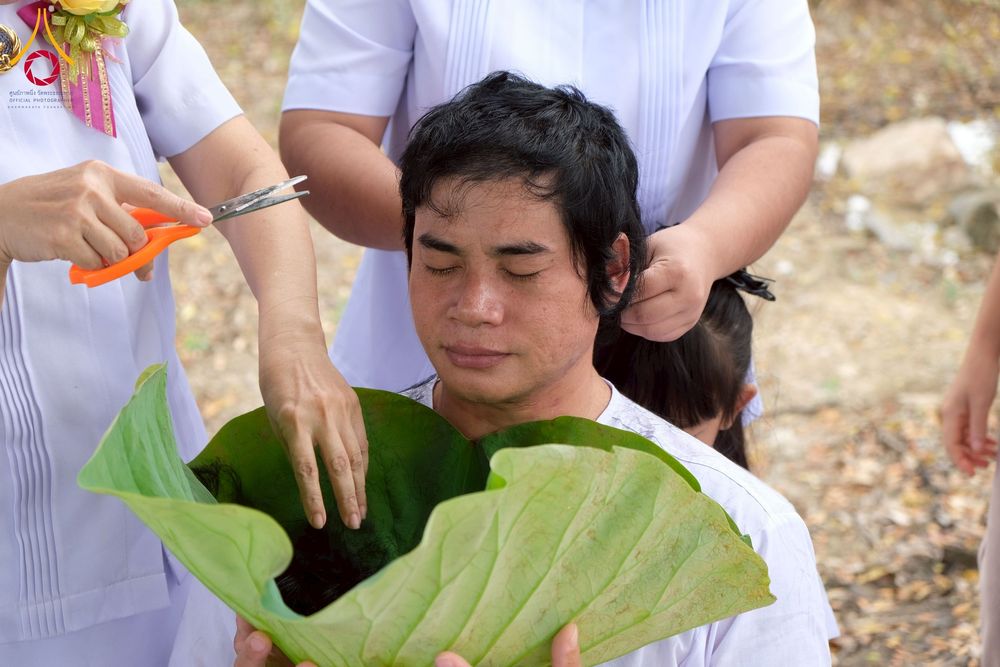ภาพ No.277894:พิธีตัดปอยผมและปลงผมนาคธรรมทายาท พิธีขอขมาผู้ปกครอง ณ ศูนย์อบรมเยาวชนนครปฐม จ.นครปฐม และพิธีมอบบาตร ผ้าไตร นาคธรรมทายาท พิธีบรรพชา อุปสมบทหมู่ ณ วัดลาดหญ้าไทร จ.นครปฐม