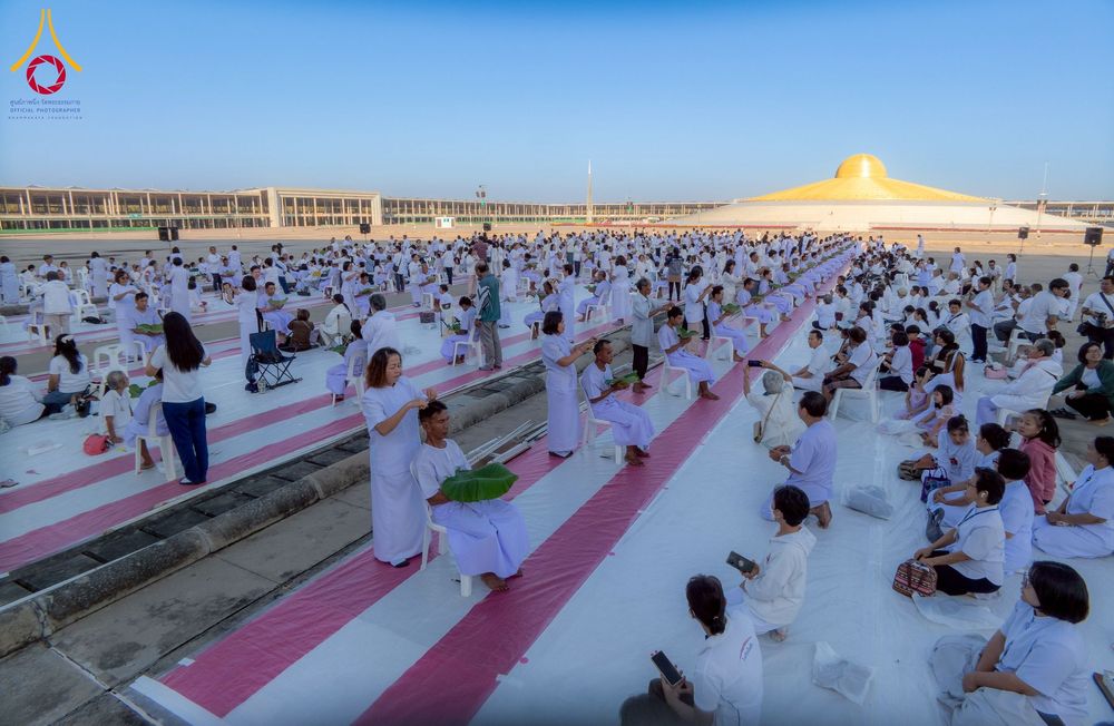 ภาพ No.274715:วันอาทิตย์ที่ 30 พฤศจิกายน พ.ศ. 2568 พิธีปลงผม โครงการอุปสมบทบูชาธรรมมหาปูชนียาจารย์ ปี 2568 ณ ลานธรรมพระมหาธรรมกายเจดีย์ ฝั่งทิศตะวันตก ระหว่างวิหารคดหมายเลข 8 และ 9 วัดพระธรรมกาย