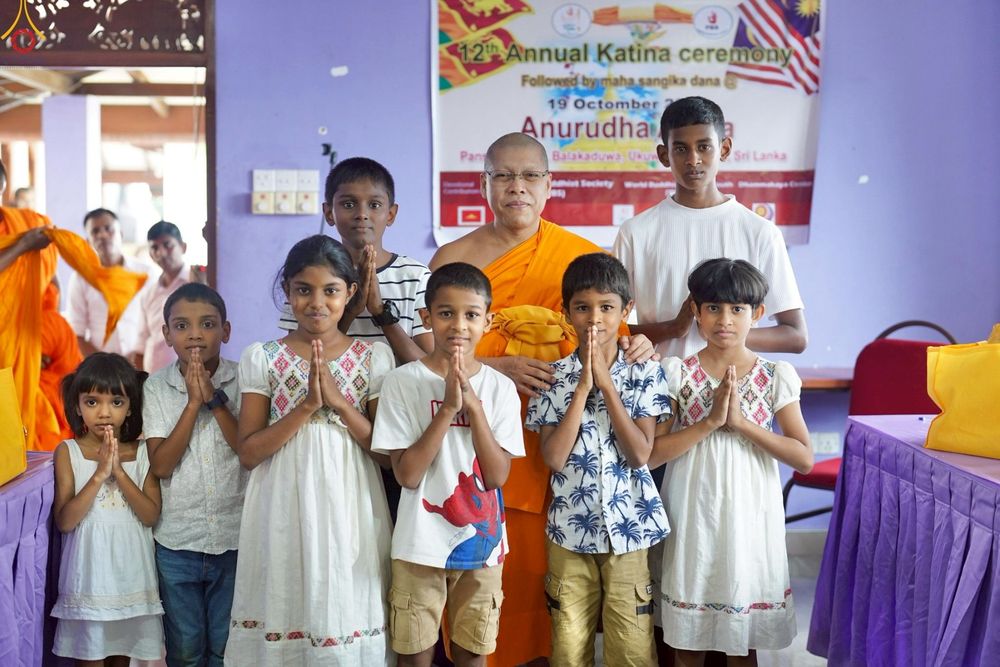 ภาพ No.264893:วันที่ 19 ตุลาคม พ.ศ. 2568 กฐินสมทบต่างประเทศ บูชาธรรม 81 ปี  หลวงพ่อธัมมชโย วัดพระธรรมกาย  ณ วัดอนุรุทธะ อารานะ ประเทศศรีลังกา 