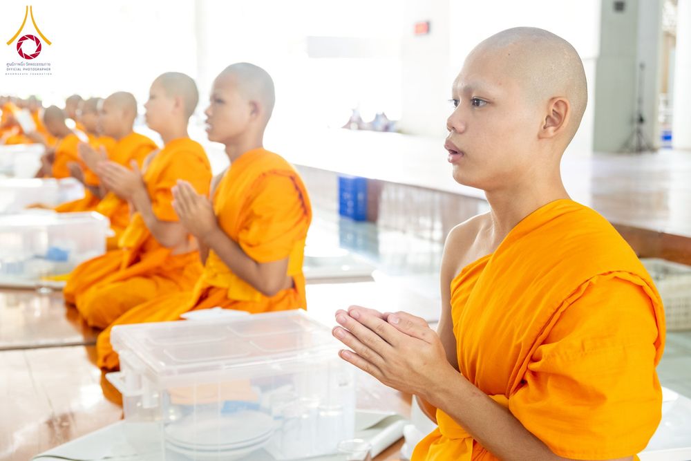 ภาพ No.271076:วันพุธที่ 20 พฤศจิกายน พ.ศ.2568 (วันพระ แรม 15 ค่ำ เดือน 12) พิธีบุพเปตพลี ครั้งที่ 173 ร่วมอุทิศบุญแด่หมู่ญาติที่ล่วงลับไปแล้ว และสืบทอดอายุพระพุทธศาสนา ณ หอฉันคุณยายอาจารย์ฯ วัดพระธรรมกาย