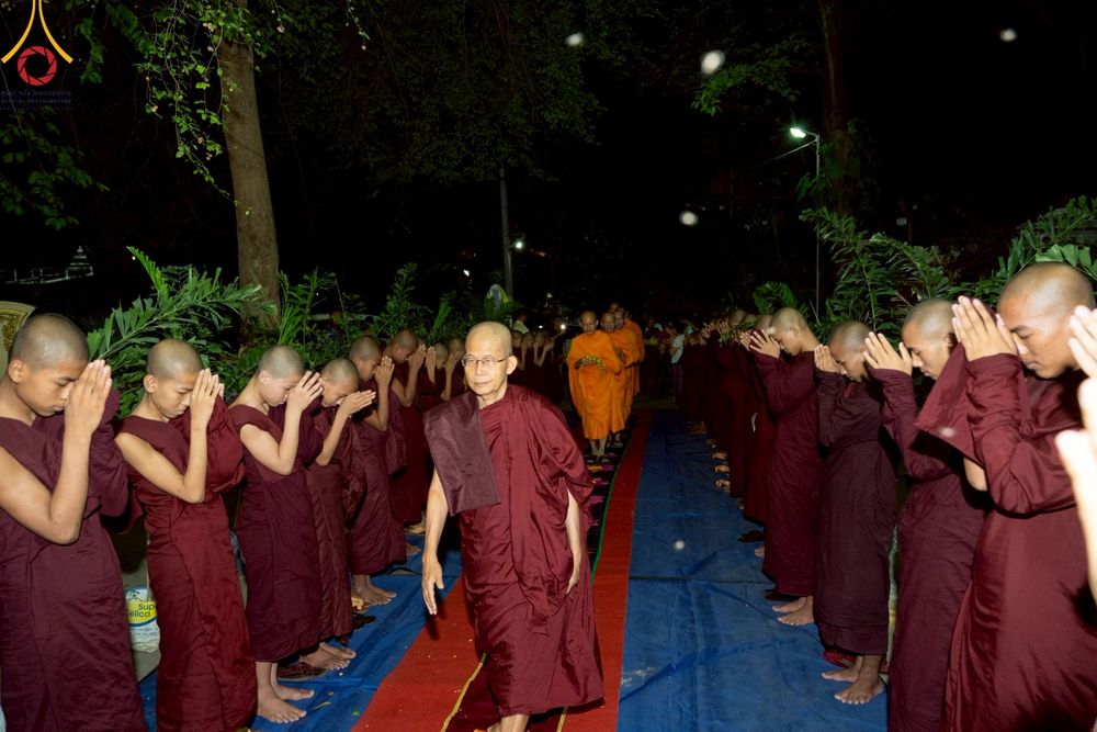 ภาพ No.220003:วันจันทร์ที่ 14 เมษายน พ.ศ. 2568 พระครูสิทธิรัตนวิเทศ ผู้ช่วยเจ้าอาวาสวัดพระธรรมกาย พร้อมด้วยผู้แทนมูลนิธิธรรมกาย และศิษยานุศิษย์หลวงพ่อธัมมชโย ออกเดินทางไปยังพื้นที่เมืองมัณฑะเลย์ สาธารณรัฐแห่งสหภาพเมียนมา โดยได้รับความเมตตาประสานงานเจ้าหน้าที่ภาครัฐจาก
