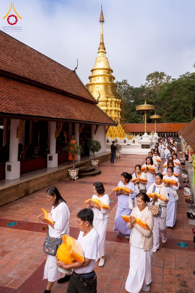 ภาพ No.275827:วันพุธที่ 3 ธันวาคม พ.ศ. 2568 พิธีบรรพชาอุปสมบท โครงการอุปสมบทบูชาธรรมมหาปูชนียาจารย์ ศูนย์อบรม : ศูนย์ส่งเสริมศีลธรรม จ.พะเยา ณ โบราณสถานพระธาตุจอมทอง และ โบสถ์กลางน้ำ วัดพระธาตุศรีโคมคำ อำเภอเมือง จังหวัดพะเยา