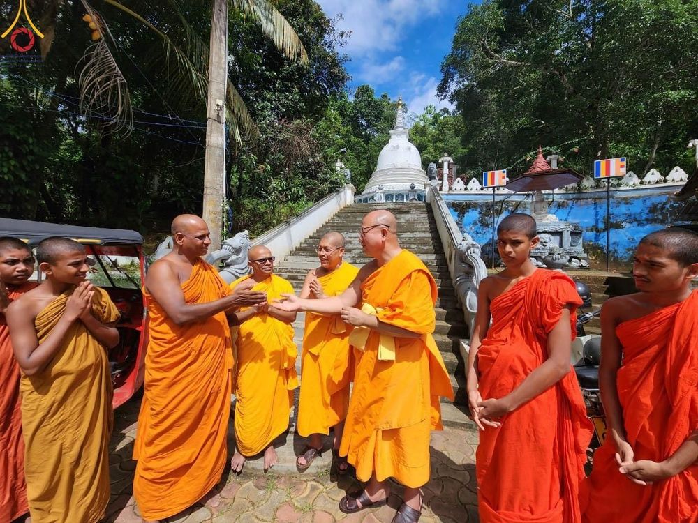ภาพ No.97507:วัดพระธรรมกาย ร่วมบุญกฐินศรีลังกา ณ วัดศรีเอลวาร่า วรดานารามายะ  มาตาเล ศรีลังกา เชื่อมสัมพันธไมตรี สร้างสามัคคีสงฆ์ โดยมีพระครูสมุห์สนิทวงศ์ วุฑฺฒิวํโส, ดร.  เป็นผู้แทนวัดพระธรรมกาย ถวายกฐินในครั้งนี้ วันที่ 19 พฤศจิกายน พ.ศ. 2566