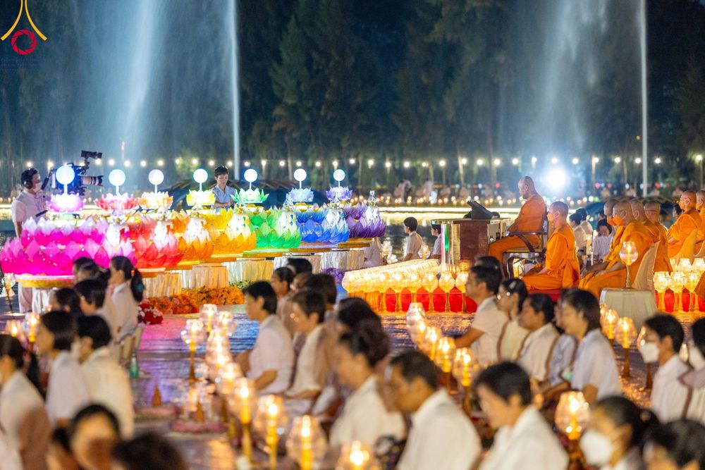ภาพ No.97119:พิธีลอยกระทงธรรม ณ สระเศรษฐีทะเลบุญ มหาวิหารพระมงคลเทพมุนี (สด จนฺทสโร) และพิธีสวดธรรมจักร ครบ 5,899,999,999 จบ เนื่องในวันลอยกระทง วันพระขึ้น 15 ค่ำ เดือน 12 ณ วัดพระธรรมกาย จ.ปทุมธานี วันที่ 27 พฤศจิกายน พ.ศ. 2566