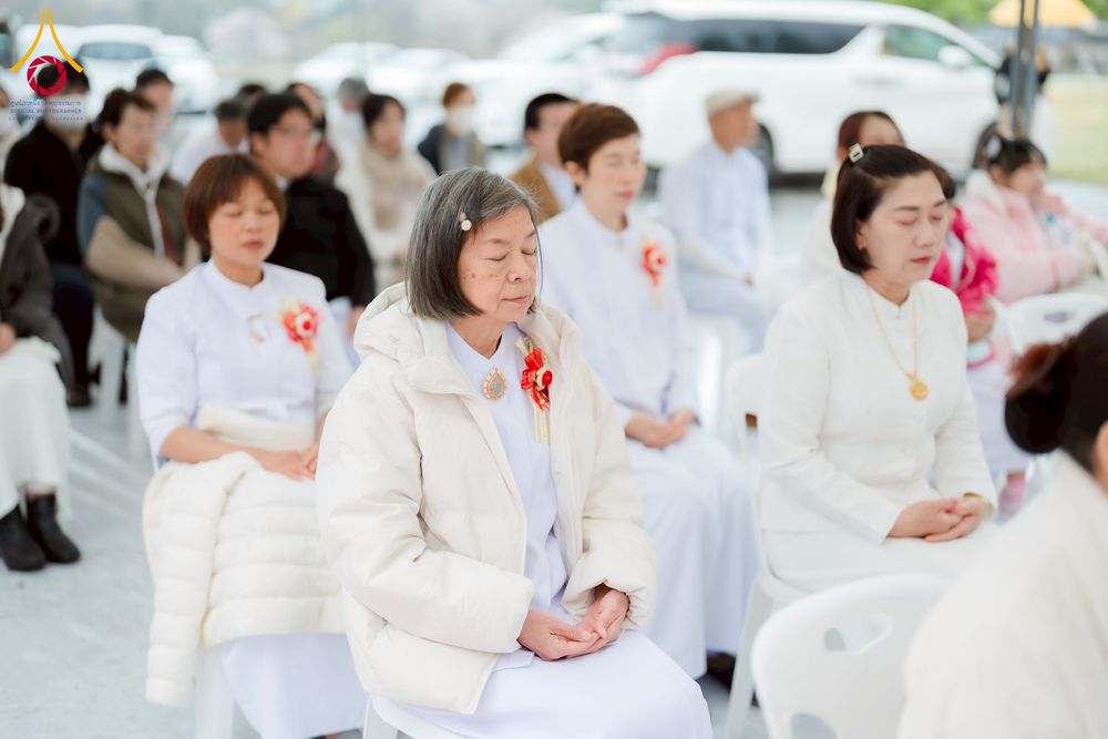 ภาพ No.220849:วันที่ 13 เมษายน พ.ศ. 2568 พิธีโปรยรัตนชาติปฐมเริ่มสถาปนาเจดีย์ และ พิธีเปิดหมู่บ้านปฏิบัติธรรม เพื่อการบรรลุธรรม ณ วัดป่าธรรมกายนานาชาติโทชิหงิ  ประเทศญี่ปุ่น