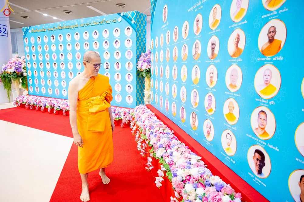 ภาพ No.233735:วันเสาร์ที่ 19 กรกฎาคม พ.ศ.2568 วันมหารำลึก ครั้งที่ 35 พิธีรำลึกถึงนักสร้างบารมี , พิธีสวดพระพุทธมนต์ , พิธีทอดผ้าบังสกุลและถวายไทยธรรม วัดพระธรรมกาย