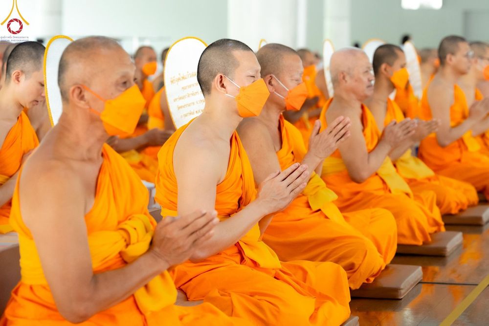 ภาพ No.122833:พิธีสวดพระพุทธมนต์ พิธีทอดผ้าบังสุกุล และพิธีถวายภัตตาหาร เป็นสังฆทานแด่พระภิกษุ สามเณร เนื่องในวันมหาปูชนียาจารย์ วันเสาร์ที่ 3 กุมภาพันธ์ พ.ศ. 2567 ณ หอฉันคุณยายอาจารย์ฯ วัดพระธรรมกาย