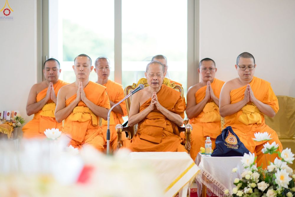 ภาพ No.239358:วันอาทิตย์ที่ 17 สิงหาคม พ.ศ. 2568 พิธีกดปุ่มอัญเชิญรูปเหมือน พระมงคลเทพมุนี (สด จันทสโร)  ณ มหาวิหารแก้วพระมงคลเทพมุนี  ศูนย์ปฏิบัติธรรมแก้วเมืองเลย