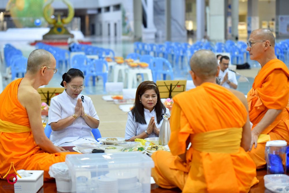 ภาพ No.267526:วันที่ 7 พฤศจิกายน พ.ศ. 2568 พสกนิกรอำเภอคลองหลวง รวมใจบำเพ็ญกุศลปัณรสมวาร (15 วัน) อุทิศถวายเป็นพระราชกุศลแด่ “สมเด็จพระพันปีหลวง” ณ วัดพระธรรมกาย