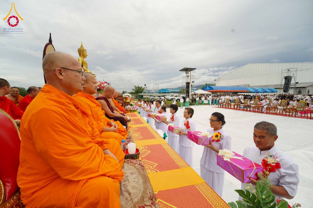 ภาพ No.330328:วันเสาร์ที่ 30 พฤษภาคม พ.ศ.2569 พิธีทำบุญฉลองครบรอบ 117 ปี เมืองเชียงดาว  ตักบาตรพระ 1,112 รูป และ พิธีทักษิณานุปาทานแด่พระนเรศวรมหาราช ณ ตลาดฟ้าเพียงดาว อ.เชียงดาว จ.เชียงใหม่