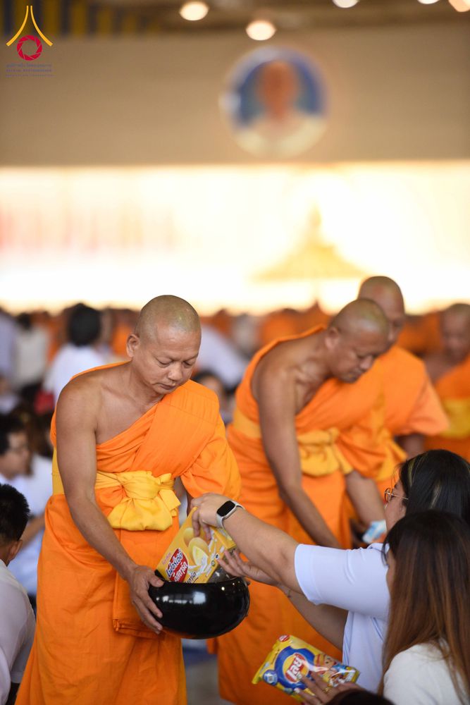 ภาพ No.308254:วันที่ 1  กุมภาพันธ์ พ.ศ. 2569 พิธีตักบาตรข้าวสารอาหารแห้ง ณ บ้านแก้วเรือนทองคุณยาย สภาธรรมกายสากล วัดพระธรรมกาย