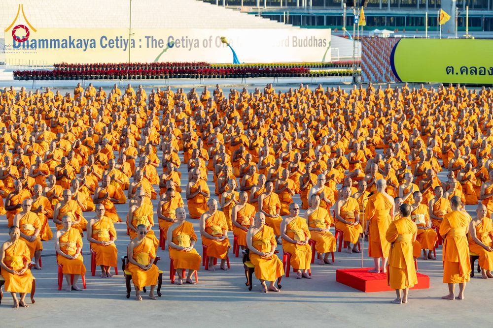 ภาพ No.285269:วันจันทร์ที่ 15 ธันวาคม พ.ศ.2568  บันทึกภาพหมู่ประวัติศาสตร์ โครงการบรรพชาอุปสมบทหมู่  รุ่นบูชาธรรมมหาปูชนียาจารย์ ประจำปี 2568 ณ ลานธรรมมหาธรรมกายเจดีย์ วัดพระธรรมกาย