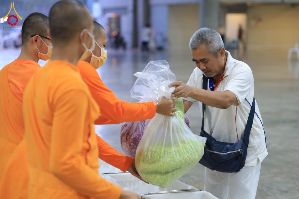 ภาพ No.303292:วันที่ 15-21 มกราคม พ.ศ.2569 ปลิดกลีบดอกเบญจทรัพย์ เพื่อโปรยต้อนรับพระธรรมยาตรา ในโครงการธรรมยาตรา กตัญญูบูชา มหาปูชนียาจารย์ พระมงคลเทพมุนี(สด จนฺทสโร) พระผู้ปราบมาร อนุสรณ์สถาน 7 แห่ง ปีที่ 14 ณ วิหารคด วัดพระธรรมกาย