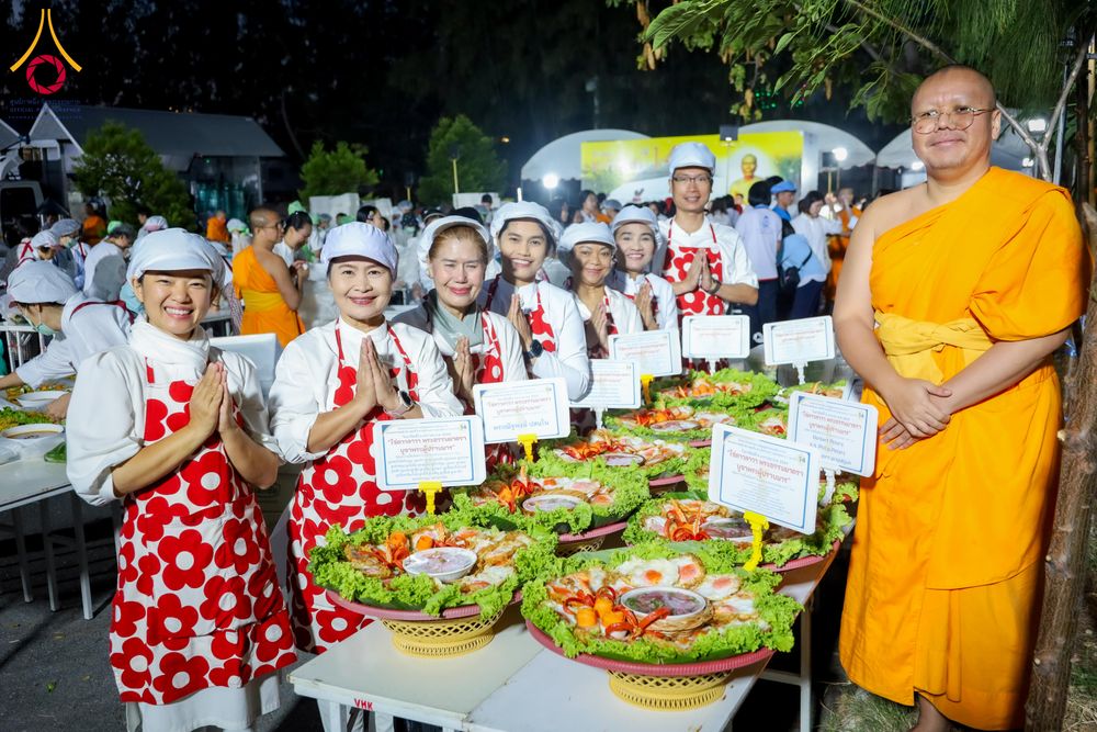 ภาพ No.288010:วันที่ 4 มกราคม พ.ศ. 2569 พิธีถวายภัตตาหารเป็นสังฆทาน แด่พระธรรมยาตรา ในโครงการธรรมยาตรา กตัญญูบูชา มหาปูชนียาจารย์ พระมงคลเทพมุนี(สด จนฺทสโร) พระผู้ปราบมาร อนุสรณ์สถาน 7 แห่ง ปีที่ 14 ณ อนุสรณ์สถานมหาวิหารพระมงคลเทพมุนี (โลตัสแลนด์) อ.สองพี่น้อง จ.สุพรร