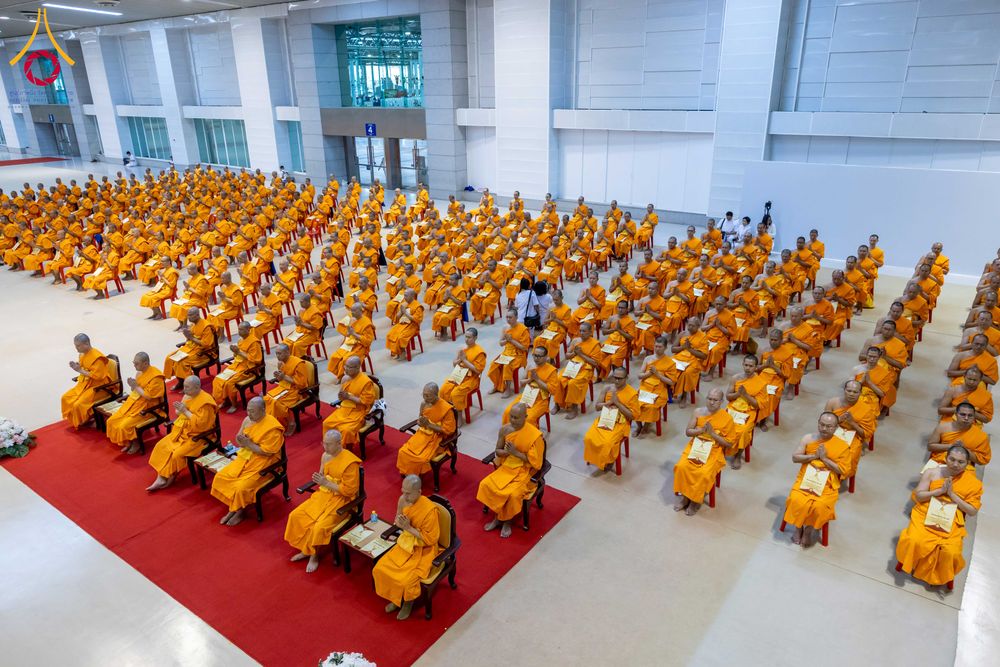 ภาพ No.285063:วันอาทิตย์ที่ 14 ธันวาคม พ.ศ.2568  พิธีปฏิบัติธรรม พิธีถวายภัตตาหารเป็นสังฆทาน พิธีมอบต้นสมบัติจักรพรรดิ ถวายแด่เจ้าอาวาสและประธานสงฆ์ 236 ศูนย์ส่งเสริมศีลธรรมทั่วโลก ณ สภาธรรมกายสากล วัดพระธรรมกาย