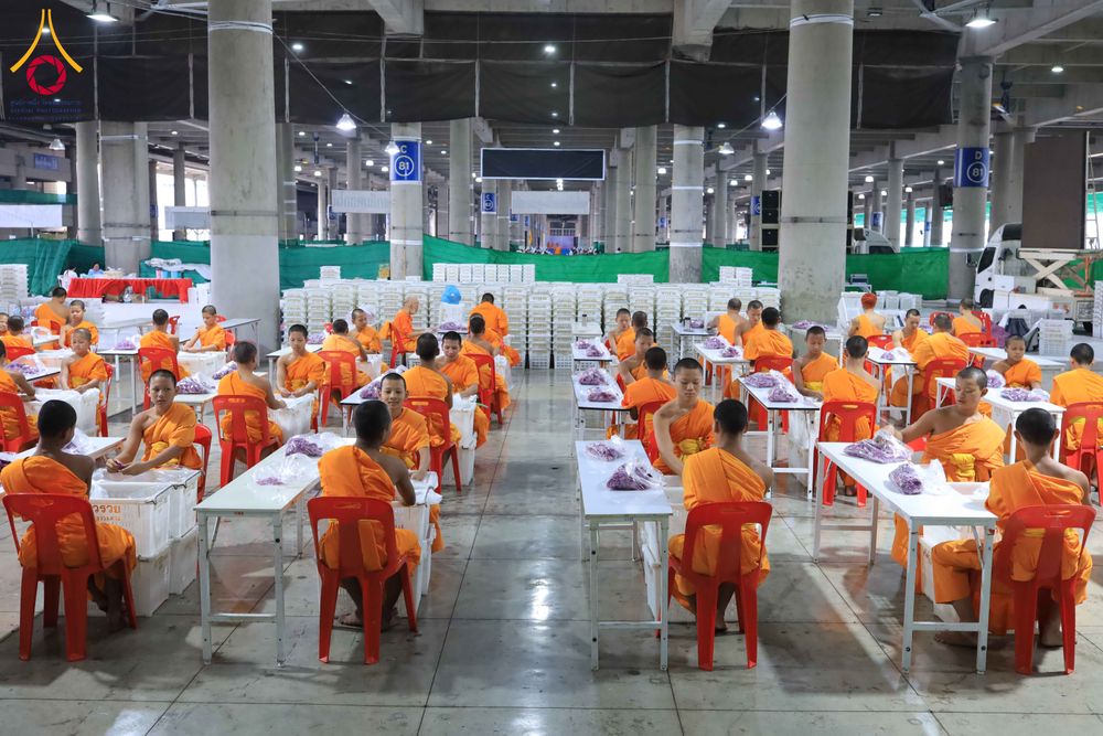 ภาพ No.303241:วันที่ 15-21 มกราคม พ.ศ.2569 ปลิดกลีบดอกเบญจทรัพย์ เพื่อโปรยต้อนรับพระธรรมยาตรา ในโครงการธรรมยาตรา กตัญญูบูชา มหาปูชนียาจารย์ พระมงคลเทพมุนี(สด จนฺทสโร) พระผู้ปราบมาร อนุสรณ์สถาน 7 แห่ง ปีที่ 14 ณ วิหารคด วัดพระธรรมกาย