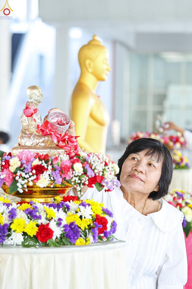 ภาพ No.322266:วันที่ 13 เมษายน พ.ศ.2569 สาธุชนสรงน้ำพระ เนื่องในวันสงกรานต์ ณ หอฉันคุณยายอาจารย์ วัดพระธรรมกาย