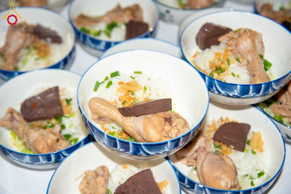 ภาพ No.321767:วันที่ 12 เมษายน พ.ศ.2569 ตักบาตรสงกรานต์ฉลองสามเณรใหม่  ณ ศูนย์ปฏิบัติธรรมระยอง(บ้านช่องลม)