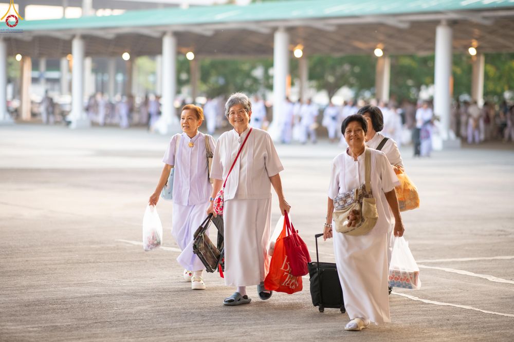 ภาพ No.327884:วันที่ 3 พฤษภาคม พ.ศ.2569 พิธีตักบาตร ข้าวสารอาหารแห้ง ณ บ้านแก้วเรือนทองคุณยายอาจารย์ฯ วัดพระธรรมกาย