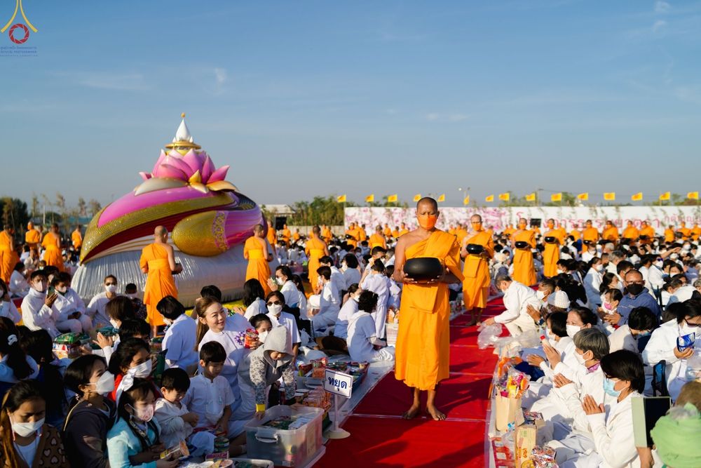 ภาพ No.74847:พิธีตักบาตรพระธรรมยาตราฯ ในโครงการธรรมยาตรากตัญญูบูชา มหาปูชนียาจารย์ พระมงคลเทพมุนี(สด จนฺทสโร) พระผู้ปราบมาร ปีที่ 11 ณ อนุสรณ์สถานลำดับที่ 5 สถานที่เผยแผ่วิชชาธรรมกายครั้งแรก อนุสรณ์สถานบางปลา วัดบางปลา อ.บางเลน จ.นครปฐม วันที่ 29 มกราคม พ.ศ. 2566
