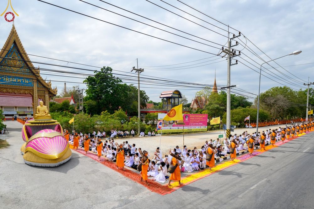 ภาพ No.68868:พิธีต้อนรับพระธรรมยาตรา ในโครงการธรรมยาตรากตัญญูบูชา มหาปูชนียาจารย์ พระมงคลเทพมุนี(สด จนฺทสโร) พระผู้ปราบมาร อนุสรณ์สถาน 7 แห่ง ปีที่ 11 วันที่ 3 มกราคม พ.ศ. 2566 ณ อนุสรณ์สถานมหาวิหารพระมงคลเทพมุนี จ.สุพรรณบุรี