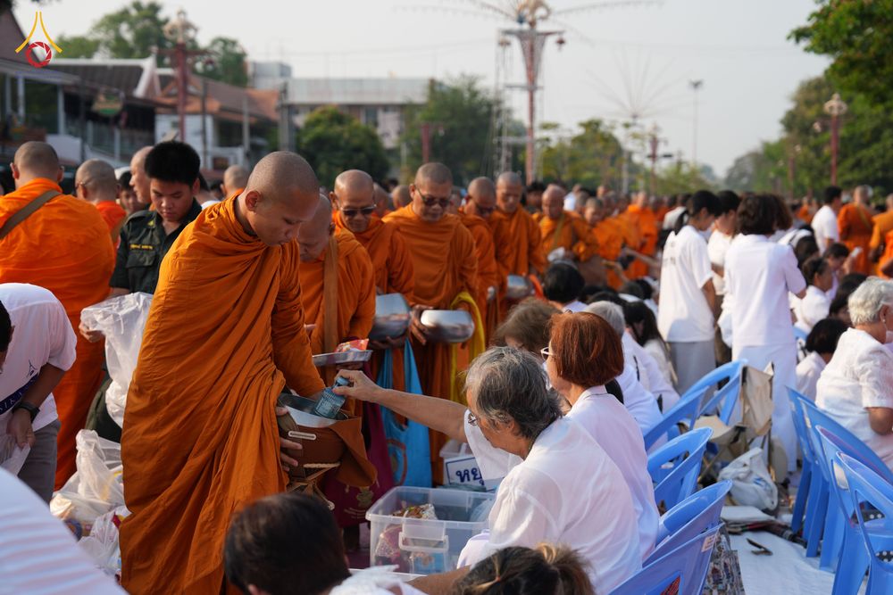 ภาพ No.318096:วันเสาร์ที่ 4 เมษายน พ.ศ. 2569 งานทำบุญเมืองใจกลางอยุธยา  ตักบาตรพระ 1,109 รูป ณ ถนนชีกุน หน้าวัดมหาธาตุ และวัดราชบูรณะ