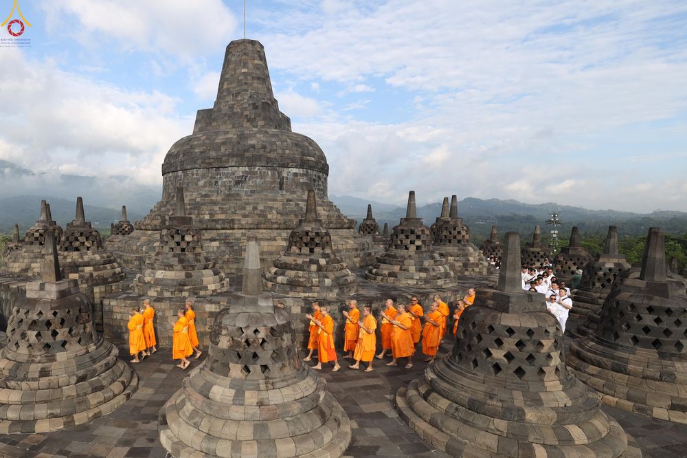 ภาพ No.330037:วันที่ 27-29 พฤษภาคม พ.ศ.2569 MBMI Tangerang (Majelis Agama Buddha Mahanikaya) ได้มีการเตรียมงานเพื่อจัดงานวิสาขบูชานานาชาติ  ชึ่งในงานจะมีการจุดประทีปโคมลาน โคมลอย กว่า 20,000 ดวง  เพื่อน้อมถวายเป็นพุทธบูชา และเพื่อเป็นการกระชับสัมพันธมิตรภาพ