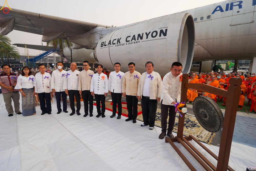 ภาพ No.321014:วันอาทิตย์ที่ 12 เมษายน พ.ศ 2569 พิธีตักบาตรปี๋ใหม่เมืองพระภิกษุสงฆ์ 339 รูป อุทิศถวายพระราชกุศลสมเด็จพระนางเจ้าสิริกิติ์  พระบรมราชินีนาถ พระบรมราชชนนีพันปีหลวง และฉลองเมืองแม่แตงครบรอบ 119 ปี ณ ลานโรงแรมแอร์ไดมอนด์ อำเภอแม่แตง จังหวัดเชียงใหม่