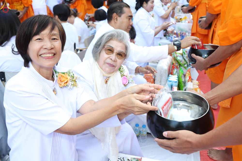 ภาพ No.289431:วันที่ 7 มกราคม พ.ศ. 2569 พิธีตักบาตรพระธรรมยาตรา ณ อนุสรณ์สถานลำดับที่ 1 สถานที่เกิดด้วยรูปกายเนื้อ อนุสรณ์สถานมหาวิหารพระมงคลเทพมุนี (โลตัสแลนด์) อ.สองพี่น้อง จ.สุพรรณบุรี ในโครงการธรรมยาตรา กตัญญูบูชา มหาปูชนียาจารย์ พระมงคลเทพมุนี(สด จนฺทสโร) พระผู้ป