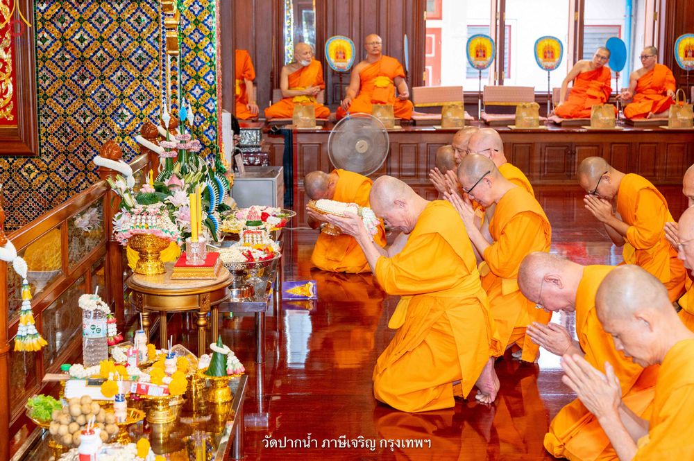 ภาพ No.342111:วันศุกร์ที่ 31 กรกฎาคม พ.ศ.2569 พระภิกษุวัดพระธรรมกาย ทำวัตรพระผู้ใหญ่เนื่องในวันเข้าพรรษา