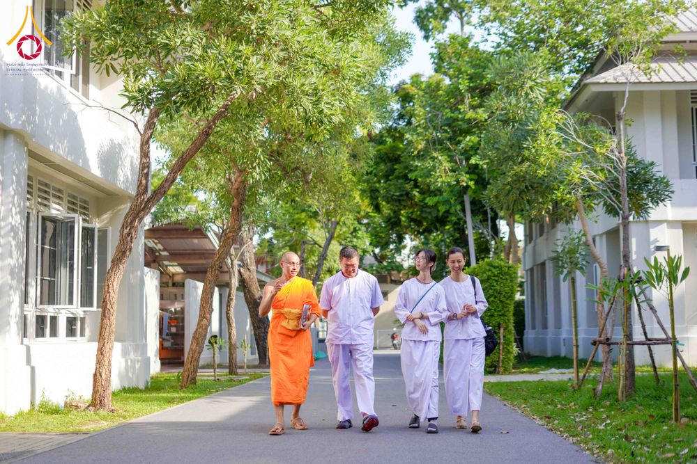 ภาพ No.340404:วันที่  12 - 22 กรกฎาคม พ.ศ.2569 ชาวต่างชาติจากประเทศกัวเตมาลา รัสเซีย เซอร์เบีย เยอรมัน อเมริกา สเปน สิงคโปร์ และศรีลังกา  เยี่ยมชมวัด เรียนรู้วิธีการนั่งสมาธิ และกราบสักการะพระมหาธรรมกายเจดีย์ ณ วัดพระธรรมกาย