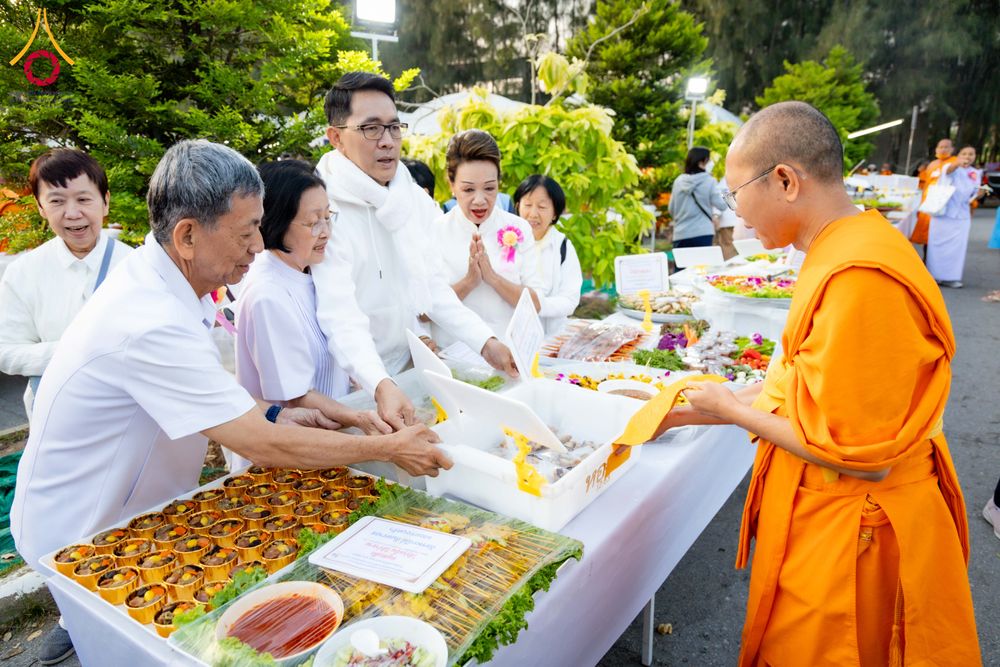 ภาพ No.293522:วันที่ 13 มกราคม พ.ศ. 2569 พิธีถวายภัตตาหารเป็นสังฆทาน แด่พระธรรมยาตรา ณ อนุสรณ์สถานมหาวิหารพระมงคลเทพมุนี (โลตัสแลนด์) อ.สองพี่น้อง จ.สุพรรณบุรี ในโครงการธรรมยาตรา กตัญญูบูชา มหาปูชนียาจารย์ พระมงคลเทพมุนี(สด จนฺทสโร) พระผู้ปราบมาร อนุสรณ์สถาน 7 แห่ง ปี