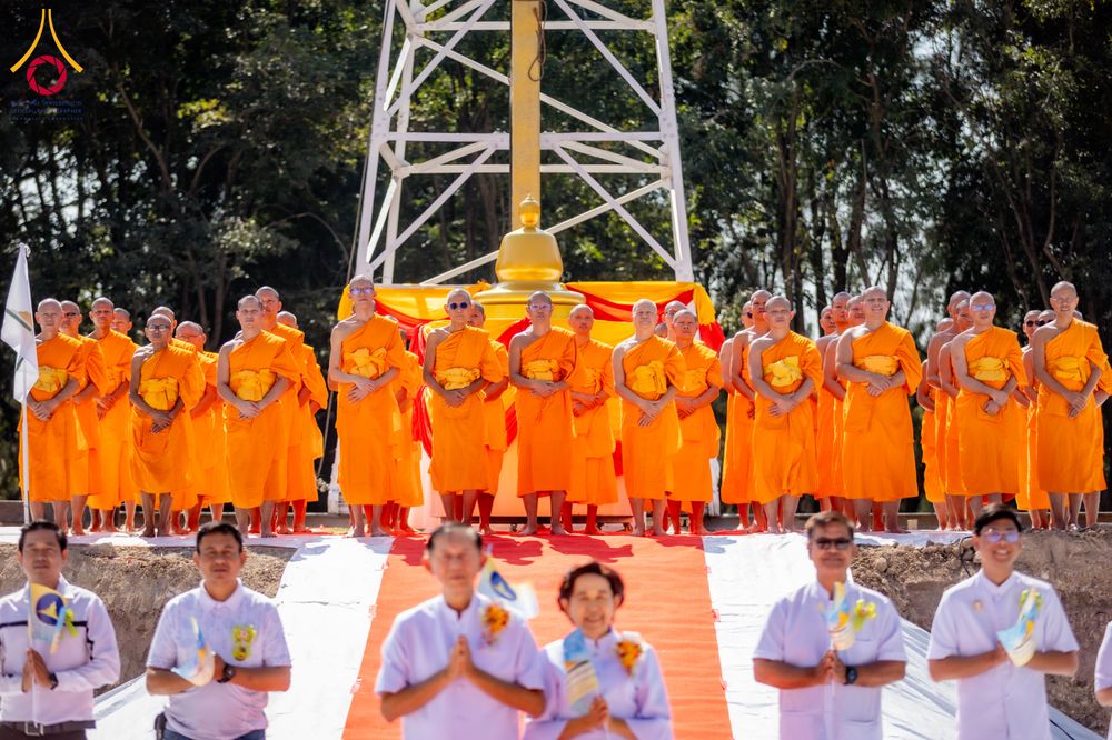 ภาพ No.285805:วันพุธที่ 10 ธันวาคม พ.ศ.2568  พิธีตอกเสาเข็มมงคลต้นสุดท้าย รองรับองค์พระเจดีย์เพื่อสร้างสันติภาพโลก ณ ศูนย์ปฏิบัติธรรมและศูนย์อบรมเยาวชน ชัยนาท