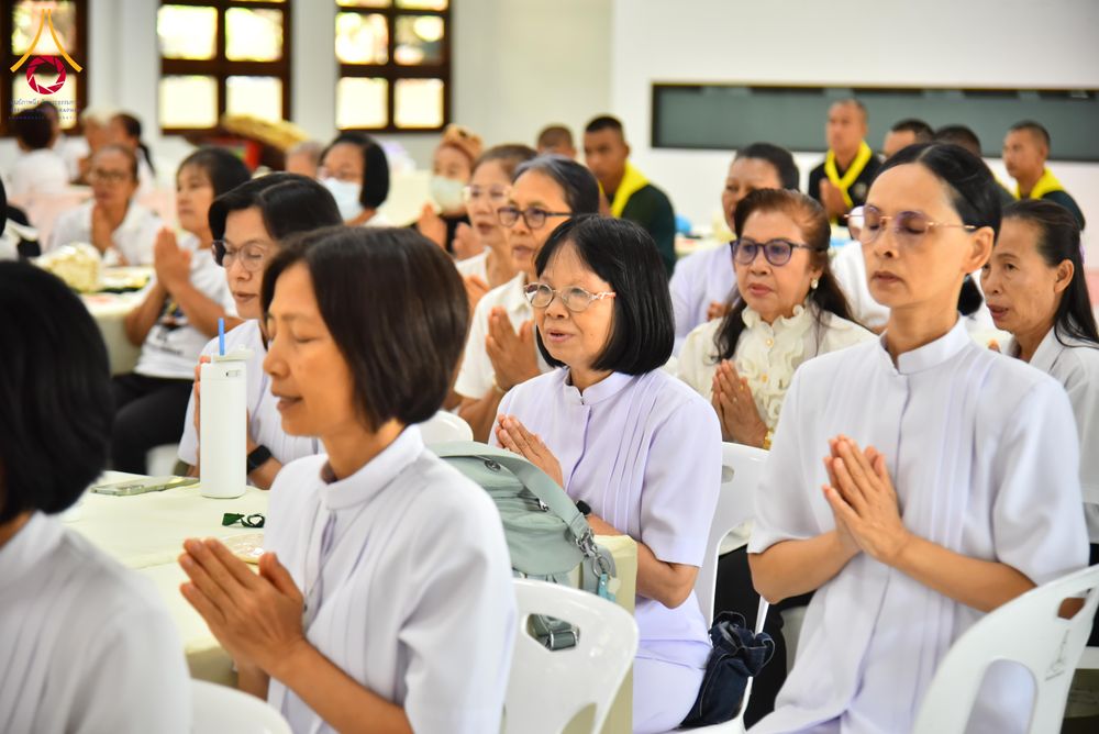ภาพ No.327421:วันศุกร์ที่ 1 พฤษภาคม พ.ศ. 2569 รวมใจพสกนิกรชาวอำเภอคลองหลวง ประดิษฐ์ดอกไม้จันทน์ เพื่อใช้ในพิธีถวายดอกไม้จันทน์ในงานพระราชพิธีถวายพระเพลิงพระบรมศพ สมเด็จพระนางเจ้าสิริกิติ์ พระบรมราชินีนาถ พระบรมราชชนนีพันปีหลวง ณ วัดพระธรรมกาย
