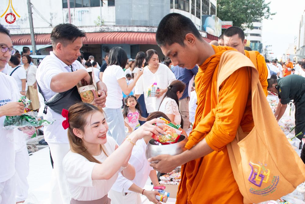ภาพ No.343222:วันอาทิตย์ที่ 16 สิงหาคม พ.ศ.2569 พิธีตักบาตรพระ 10,000 รูป นานาชาติ ปีที่ 23 คณะสงฆ์ 4 ประเทศ 14 จังหวัดภาคใต้ น้อมถวายเป็นพุทธบูชา ทำบุญเพื่อแม่- พ่อ ณ ถนนนิพัทธ์อุทิศ 3 อ.หาดใหญ่ จ.สงขลา