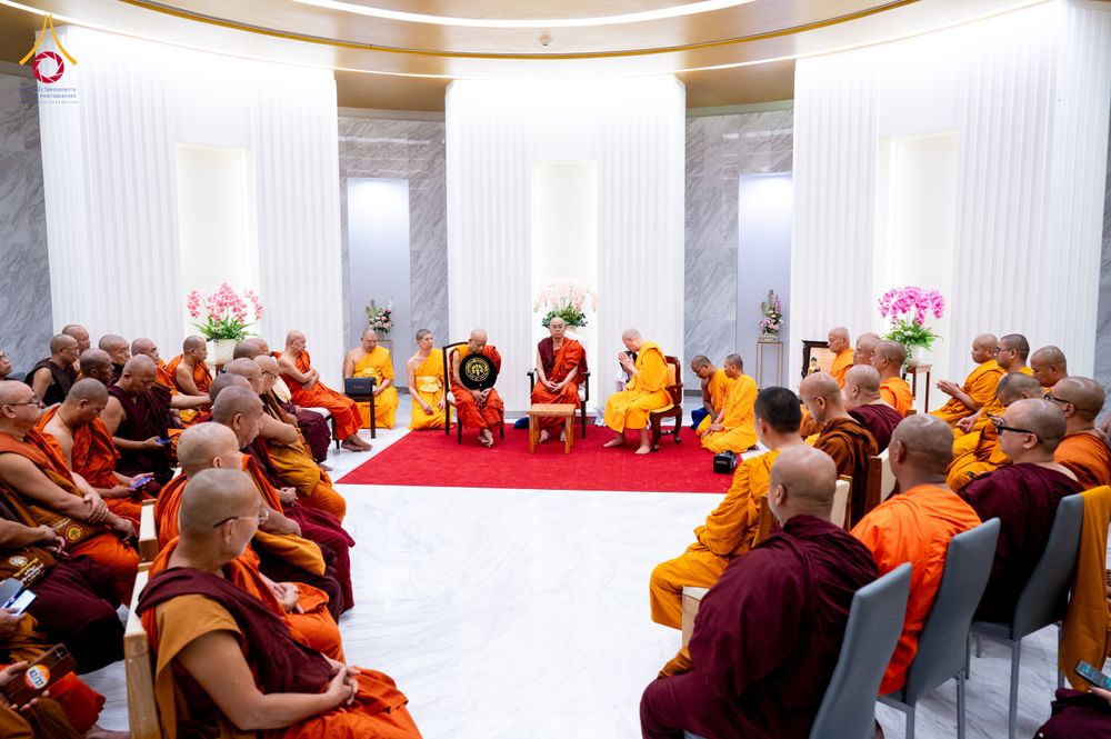 ภาพ No.325530:วันที่ 23 เมษายน พ.ศ.2569 หลวงพ่อทัตตชีโว รองเจ้าอาวาสวัดพระธรรมกาย ถวายการต้อนรับและปฏิสันถารคณะสงฆ์เมียนมาร์และเนปาล