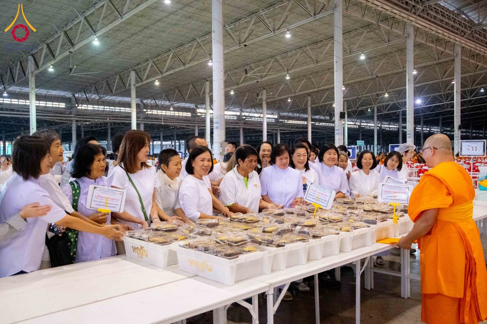 ภาพ No.287319:วันที่ 3 มกราคม พ.ศ.2569 พิธีถวายภัตตาหารเป็นสังฆทาน แด่พระธรรมยาตรา ณ วัดพระธรรมกาย  จังหวัดปทุมธานี ในโครงการธรรมยาตรา กตัญญูบูชา มหาปูชนียาจารย์ พระมงคลเทพมุนี(สด จนฺทสโร) พระผู้ปราบมาร อนุสรณ์สถาน 7 แห่ง ปีที่ 14