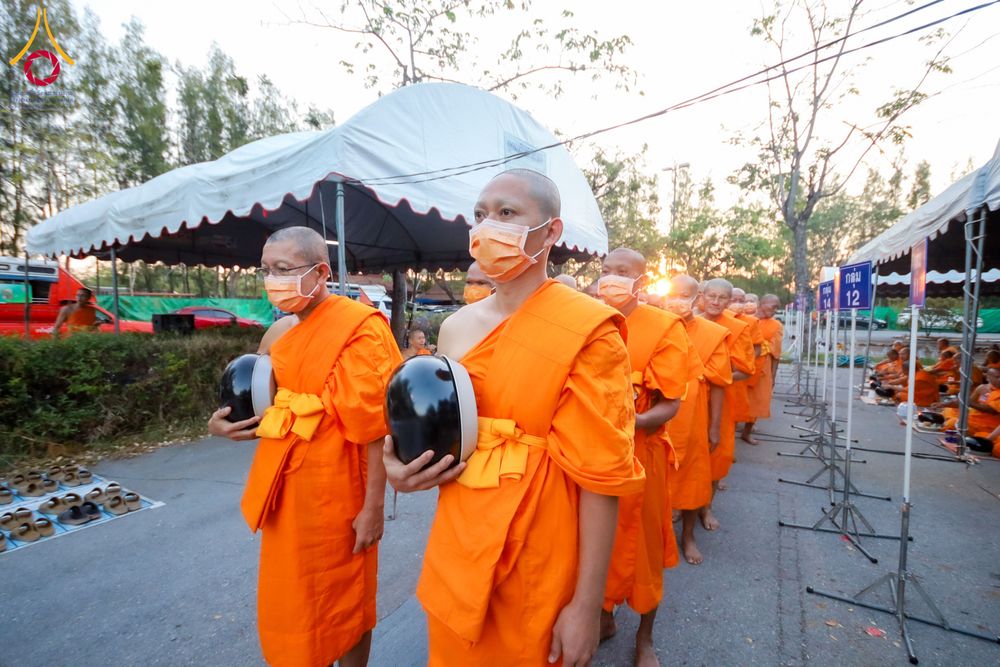 ภาพ No.288356:วันที่ 5 มกราคม พ.ศ. 2569 พิธีถวายภัตตาหารเป็นสังฆทาน แด่พระธรรมยาตรา ในโครงการธรรมยาตรา กตัญญูบูชา มหาปูชนียาจารย์ พระมงคลเทพมุนี(สด จนฺทสโร) พระผู้ปราบมาร อนุสรณ์สถาน 7 แห่ง ปีที่ 14 ณ อนุสรณ์สถานมหาวิหารพระมงคลเทพมุนี (โลตัสแลนด์) อ.สองพี่น้อง จ.สุพรร