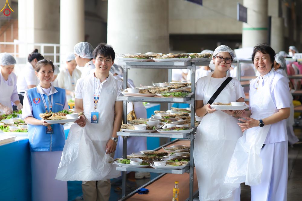 ภาพ No.325723:วันที่ 22 เมษายน พ.ศ.2569(วันคุ้มครองโลก) งานถวายมหาสังฆทาน 40,000 กว่าวัดทั่วประเทศ เจ้าหน้าที่ สาธุชน ร่วมใจจัดเตรียมภัตตาหารเพล (ชุด 2)