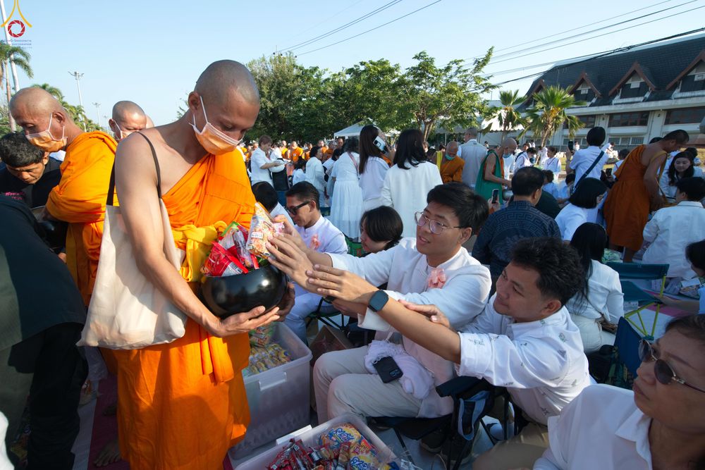 ภาพ No.282727:วันเสาร์ที่ 20 ธันวาคม พ.ศ.2568 พิธีตักบาตรพระ 10,000 รูป (ชุด 2) เนื่องในโอกาส 194 ปี จังหวัดกาญจนบุรี และอุทิศส่วนกุศลให้แด่บรรพชนทั้งหลาย บริเวณถนนสองแคว (Skywalk) เมืองกาญจนบุรี