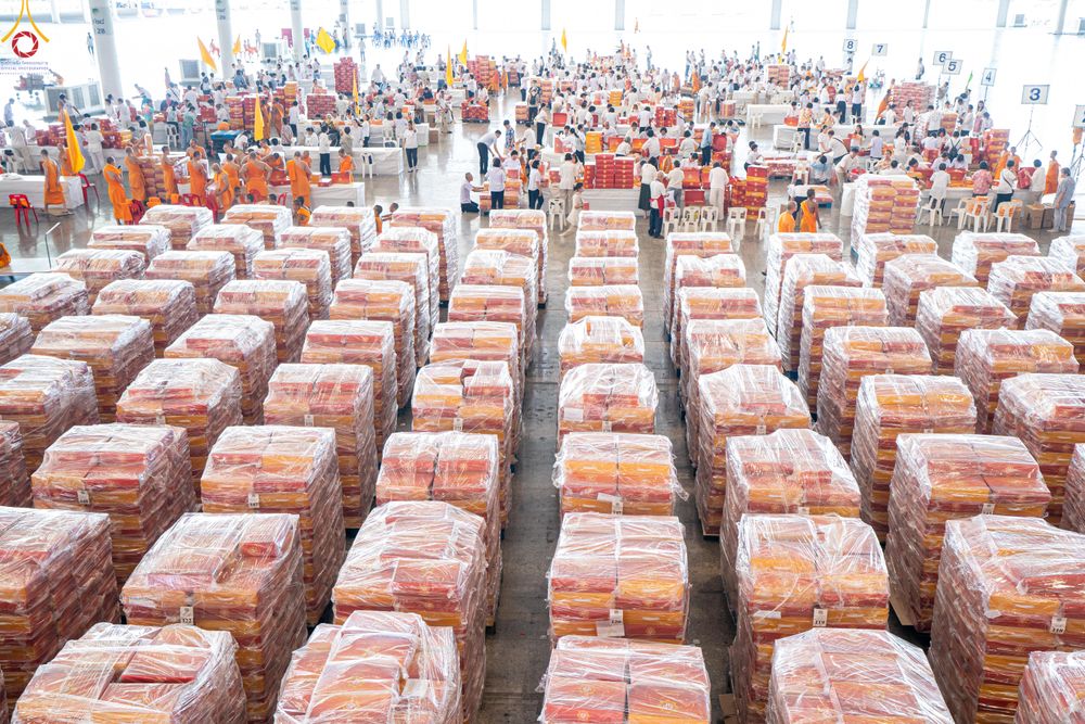 ภาพ No.322069:วันที่ 12 -13 เมษายน พ.ศ.2569 การเตรียมกล่องไทยธรรม + การขนย้ายเก้าอี้ เพื่องานถวายมหาสังฆทาน 40,000 กว่าวัดทั่วประเทศ วันคุ้มครองโลก 22 เมษายน พ.ศ.2569 วัดพระธรรมกาย