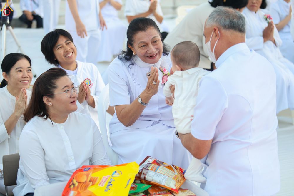 ภาพ No.302404:วันที่ 24 มกราคม พ.ศ. 2569 พิธีตักบาตรพระธรรมยาตรา ณ อนุสรณ์สถานลำดับที่ 5 สถานที่เผยแผ่วิชชาธรรมกายครั้งแรก อนุสรณ์สถานบางปลา วัดบางปลา อำเภอบางเลน จังหวัดนครปฐม ในโครงการธรรมยาตรา กตัญญูบูชา มหาปูชนียาจารย์ พระมงคลเทพมุนี(สด จนฺทสโร) พระผู้ปราบมาร อนุส