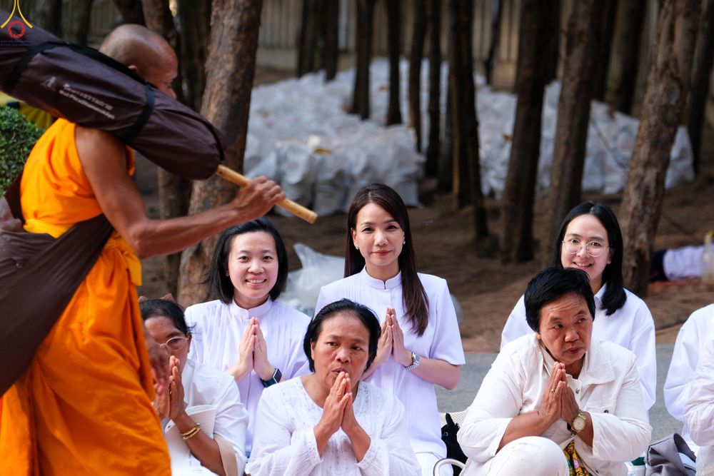 ภาพ No.287866:วันที่ 3 มกราคม พ.ศ. 2569 พิธีต้อนรับพระธรรมยาตรา ครั้งที่ 2 (ภาพชุดที่ 2) ในโครงการธรรมยาตรา กตัญญูบูชา มหาปูชนียาจารย์ พระมงคลเทพมุนี(สด จนฺทสโร) พระผู้ปราบมาร อนุสรณ์สถาน 7 แห่ง ปีที่ 14 ณ อนุสรณ์สถานมหาวิหารพระมงคลเทพมุนี (โลตัสแลนด์) อ.สองพี่น้อง จ.