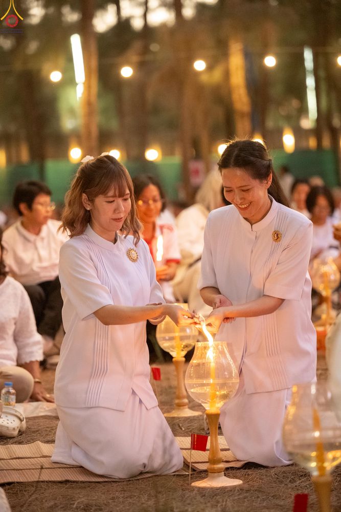 ภาพ No.290164:วันที่ 6 มกราคม พ.ศ. 2569 พิธีจุดประทีปถวายเป็นพุทธบูชา และบูชาธรรมมหาปูชนียาจารย์ (ภาพชุดที่ 2) ณ อนุสรณ์สถานมหาวิหารพระมงคลเทพมุนี (โลตัสแลนด์) อ.สองพี่น้อง จ.สุพรรณบุรี ในโครงการธรรมยาตรา กตัญญูบูชา มหาปูชนียาจารย์ พระมงคลเทพมุนี(สด จนฺทสโร) พระผู้ปรา