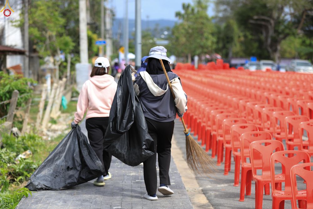 ภาพ No.280862:วันที่ 27 ธันวาคม พ.ศ.2568 คณะสงฆ์และเจ้าหน้าที่ทุกสังกัด ช่วยกันเตรียมงานตักบาตรพระ 1,000 รูป จ.สตูล