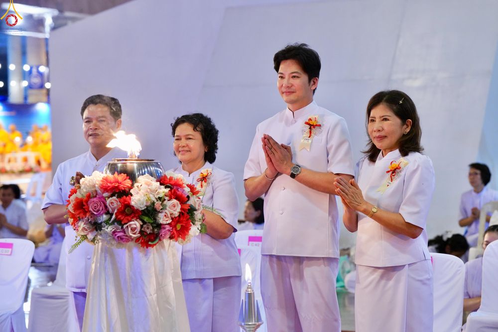 ภาพ No.331041:วันวิสาขบูชา อาทิตย์ที่ 31 พฤษภาคม พ.ศ.2569 พิธีจุดวิสาขประทีป , พิธีเวียนประทักษิณ  รอบพระมหาธรรมกายเจดีย์  และพิธีฉลองชัยสวดมนต์บทธัมมจักกัปปวัตนสูตร  ครบ 8,415,000,000 จบ ณ วัดพระธรรมกาย