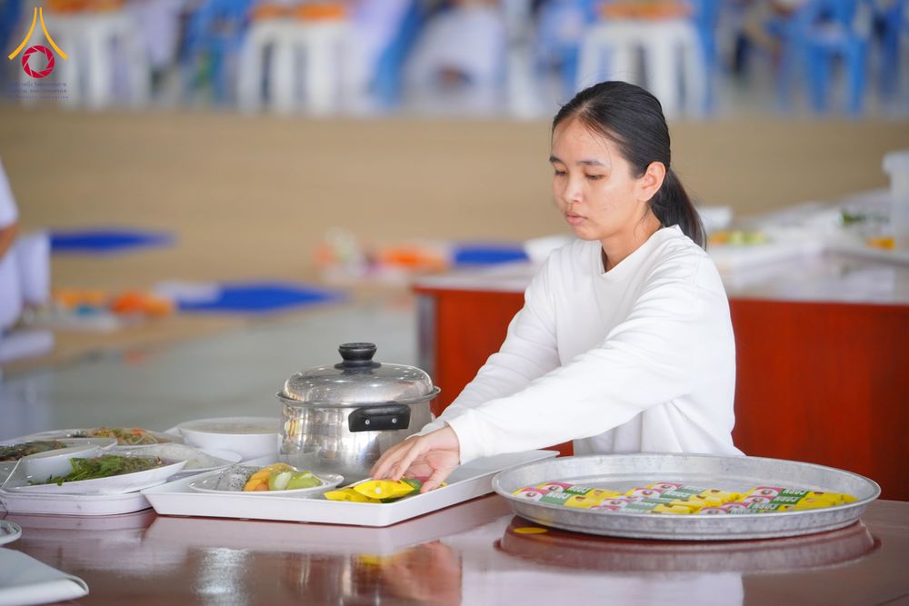 ภาพ No.320656:วันที่ 11 เมษายน พ.ศ.2569 พิธีถวายภัตตาหารเมนูสวรรค์ เพื่อการบรรลุธรรม ณ หอฉันคุณยายอาจารย์ฯ วัดพระธรรมกาย