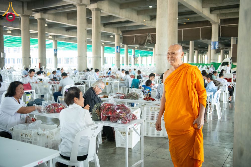 ภาพ No.279488:วันที่ 19-26 ธันวาคม พ.ศ. 2568 และ วันที่ 1 มกราคม พ.ศ.2569 รับบุญปลิดกลีบดอกไม้ เพื่อโปรยต้อนรับพระธรรมยาตรา