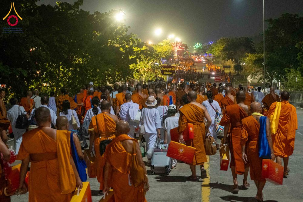 ภาพ No.324566:วันที่ 22 เมษายน พ.ศ.2569 (วันคุ้มครองโลก) บรรยากาศพระสังฆาธิการและสาธุชน การเดินทางกลับ งานถวายมหาสังฆทาน 40,000 กว่าวัดทั่วประเทศ วัดพระธรรมกาย