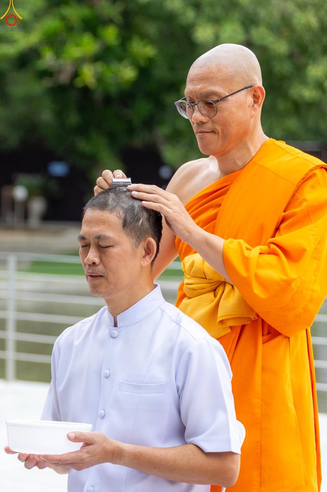 ภาพ No.330562:วันที่ 30 พฤษภาคม พ.ศ.2569 พิธีตัดปอยผมและปลงผม อุบาสกอุปสมบทอุทิศชีวิต 11 ท่าน (ภาพชุดที่ 2) ณ โบสถ์พระไตรปิฎก วัดพระธรรมกาย จังหวัดปทุมธานี